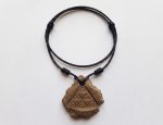 Colgante de Barro Pintadera Triangular Grabada