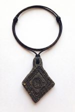 Colgante de Barro Negro Pintadera Romboide